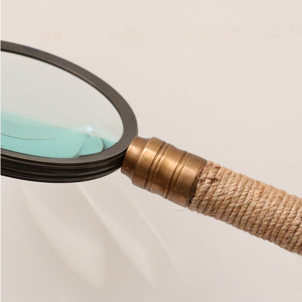 MAGNIFYING GLASS WITH ROPE COVERED SPRING