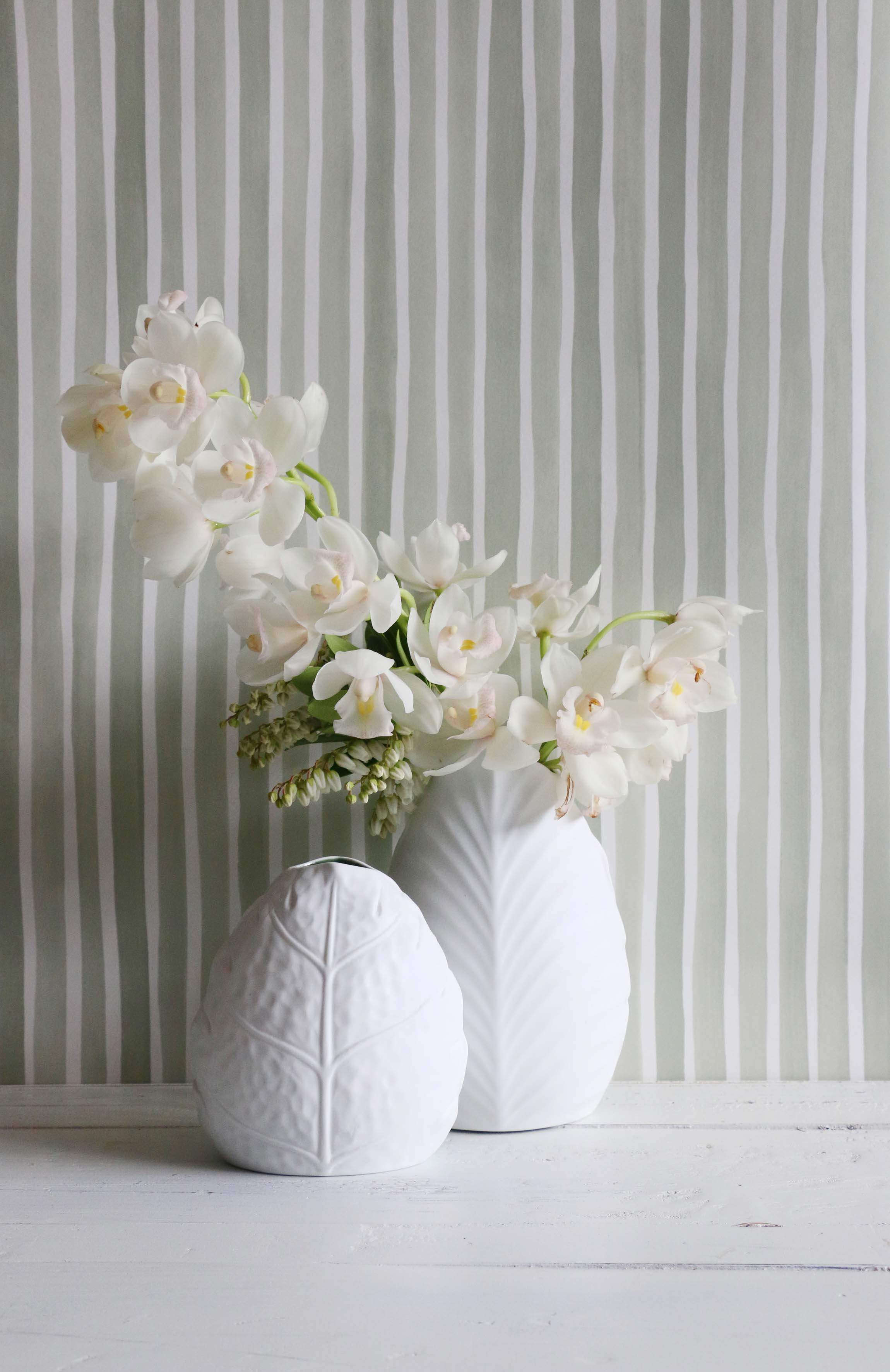 LEAF VASE IN MATT WHITE WITH GREEN INTERIOR